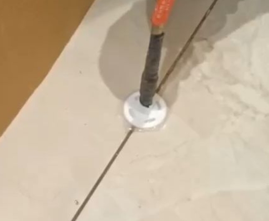 鹰潭市瓷砖空鼓维修公司专业解答瓷砖在铺贴过程中，如果没有涂抹均匀到位的粘结材料（如水泥砂浆或瓷砖胶），可能会导致以下问题