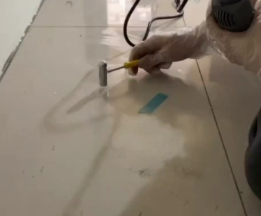 鹰潭市瓷砖开裂维修公司专业分享瓷砖在铺贴前如果没有沥干水分，将会导致以下问题
